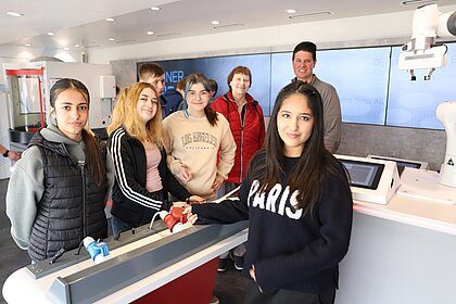 Schülerinnen und Schüler der Konrad-Duden-Realschule im InfoTruck